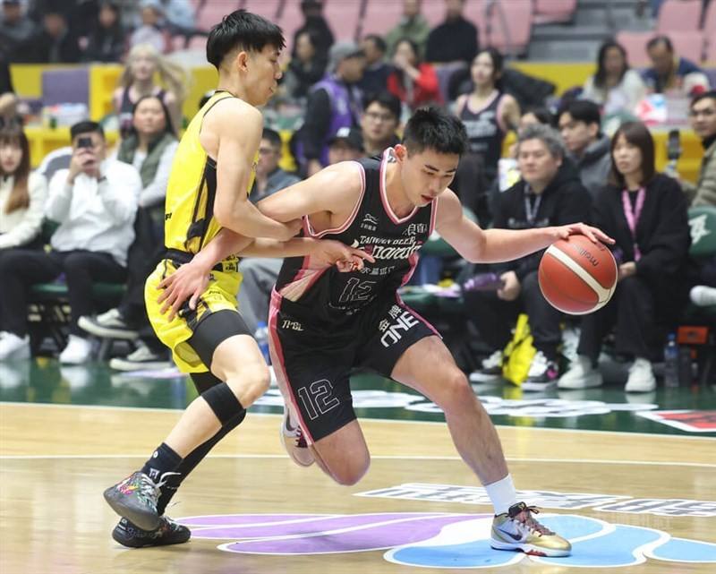 New Taipei Kings guard Joseph Lin (left). CNA file photo