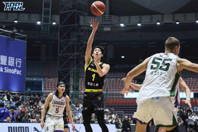 New Taipei Kings guard Joseph Lin (center). Photo courtesy of the Taiwan Professional Basketball League