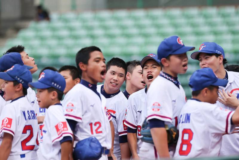 U12世界盃棒球賽台灣隊29日預賽最終戰與墨西哥交手，一度5分落後、2局下追平，6局靠著滿壘再見觸身球保送以6比5搶下勝利。（中華民國棒球協會提供）