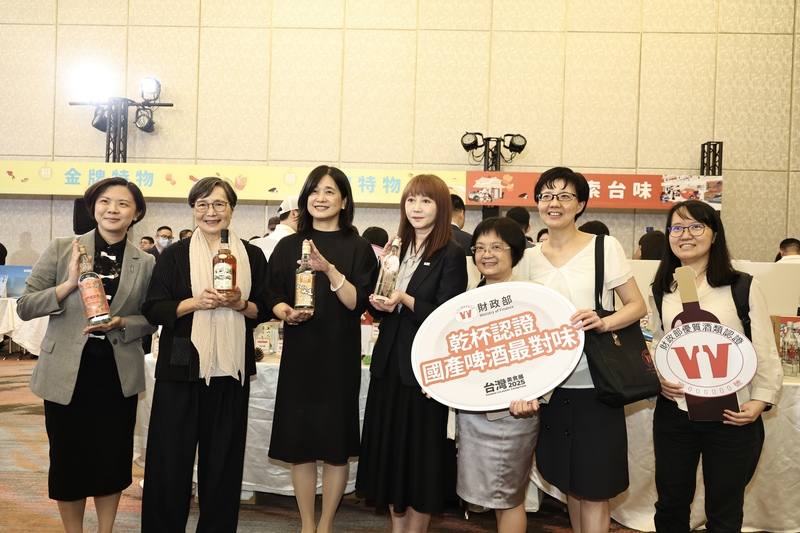 2025台灣美食展展前記者會29日在台北舉辦，現場也展示多項特色美食飲品，台灣觀光協會榮譽會長葉菊蘭（左2）與會長簡余晏（左4）等人一同參觀財政部現場展示的國產啤酒。（飲酒過量有礙健康；酒後勿開車；未成年請勿飲酒）