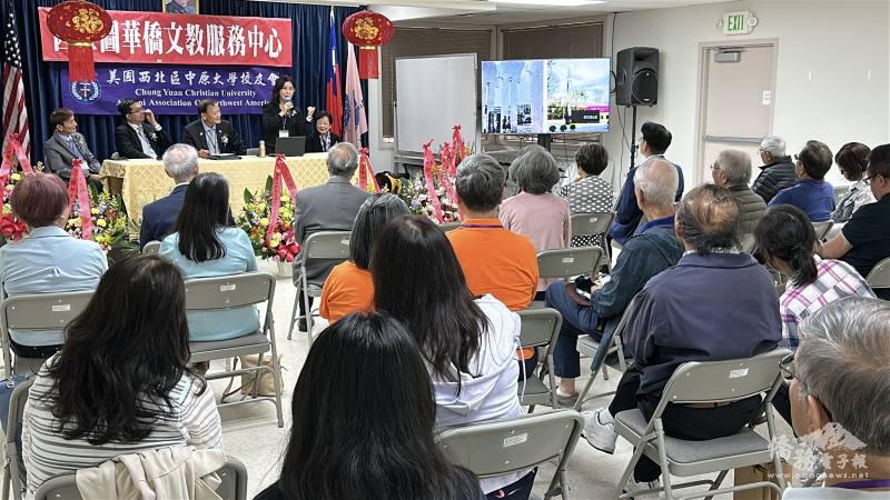 林耘竹以簡報方式介紹母校近年發展成果