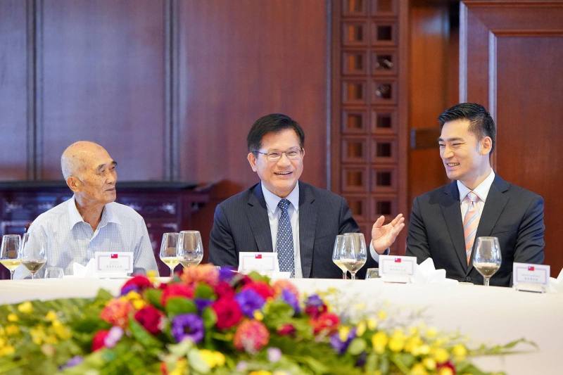 外交部長林佳龍（中）與考察團成員就增進台貝經貿、學術交流及開拓商機等議題交換意見