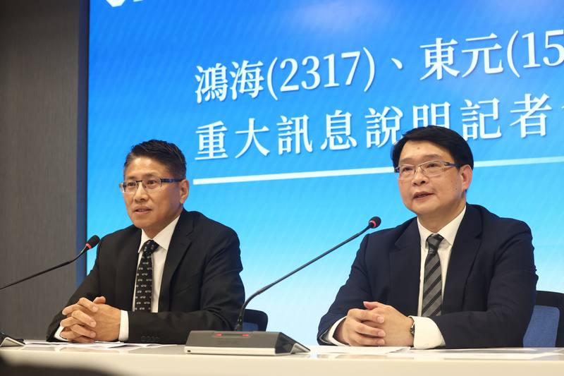 鴻海和東元30日聯合召開重大訊息說明會，由鴻海發言人巫俊毅（左）和東元發言人簡世雄（右）代表出席，會中宣布雙方透過股權交換方式成為策略聯盟夥伴，攜手布局全球人工智慧（AI）資料中心