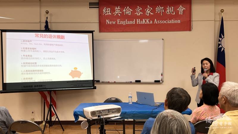 持有保險與投資相關執照的陳愛蓮解釋相關理財產品