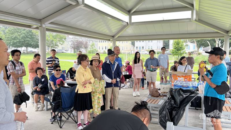 BTCC前會長蘇鴻昌（右）講解匹克球打法