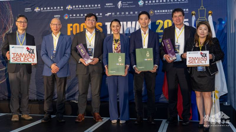 江佩真（右一）致贈講者感謝禮