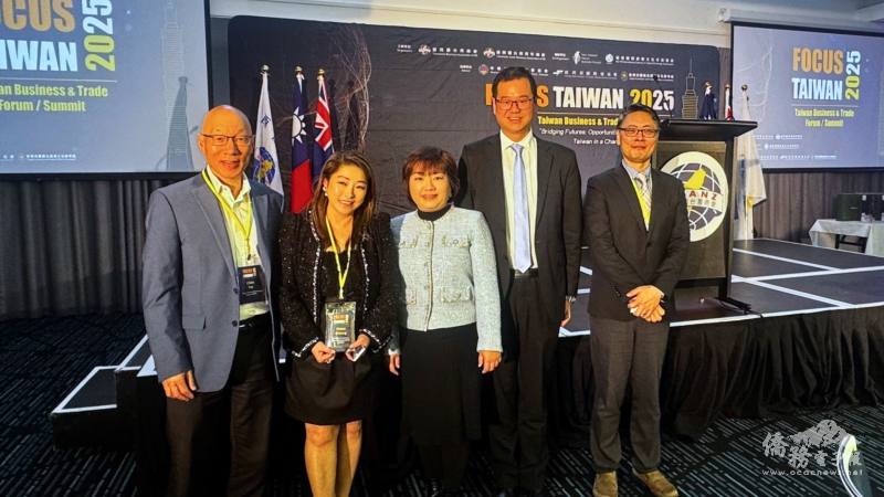 駐奧克蘭辦事處處長陳詠韶（中）、紐西蘭臺灣商會會長江佩真（左二）、國會議員Dr. Carlos Cheung（右二）、紐西蘭臺灣經濟協進會理事長謝現文（左一）及駐紐西蘭代表處經濟組組長宋明豪（右一）合影