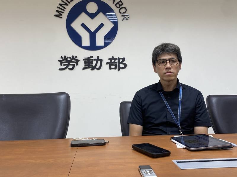 勞動部勞動力發展署跨國勞動力管理組組長蘇裕國（圖）31日表示，為協助災後受損房屋民宅重建，行政院會已決定放寬公共工程的外籍營造工調派規定，若承建公共工程的營建商投入災區受損房屋修繕，將准許雇主可調派聘用的外籍營造工到災區協助。