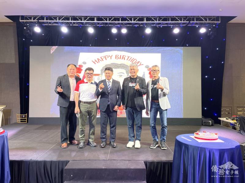 恰逢韓國耀處長生日，僑界代表特別準備蛋糕與祝福