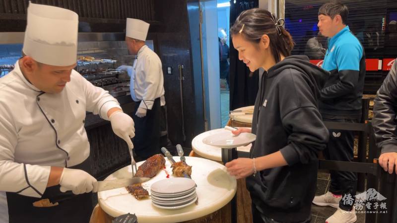 首次品嘗到巴西窯烤，選手李昱諄(右)感到非常新鮮有趣