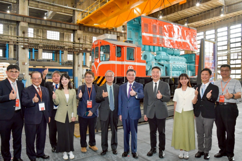 卓院長偕各協力單位合影