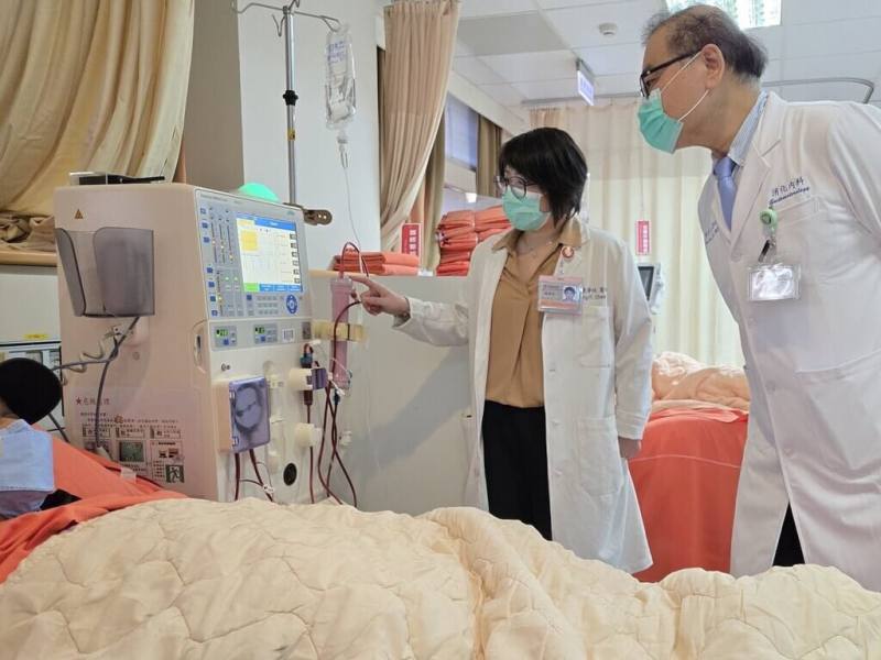 首頁 / 生活
洗腎病友貧血別輕忽　醫提醒小心暗藏癌症警訊
2025/7/31 16:05（7/31 16:26 更新）
台北醫學大學附設醫院消化內科醫師陳文昭（右）呼籲，洗腎病人若長期出現貧血等相關症狀，應保持警覺，留意排便情形及糞便顏色形狀，若有異狀也應與主治醫師討論，確認是否有大腸癌風險。（台北醫學大學附設醫院提供）