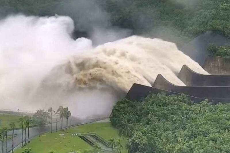 台南連日大豪雨，曾文水庫已連續26天調節性放水，放水總量約6億公噸，相當於7座南化水庫。（台南市政府提供）
