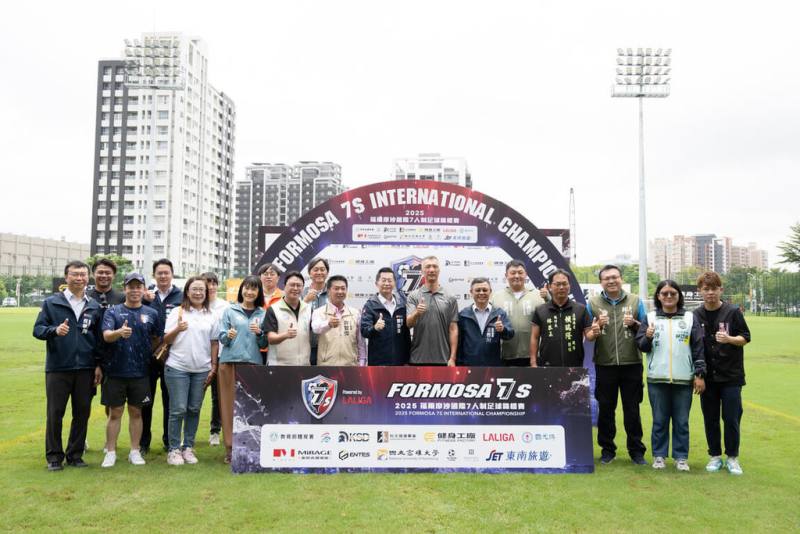「福爾摩沙國際7人制」（2025 Formosa 7s）足球錦標賽30日在高雄市立楠梓足球場舉辦開幕活動，來自西班牙、日本、香港、澳門、菲律賓等國球員將與台灣青少年交鋒競技。（高雄市運動發展局提供）