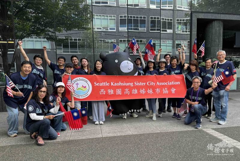 西雅圖高雄姊妹市協會參加海洋節火炬大遊行團隊合影