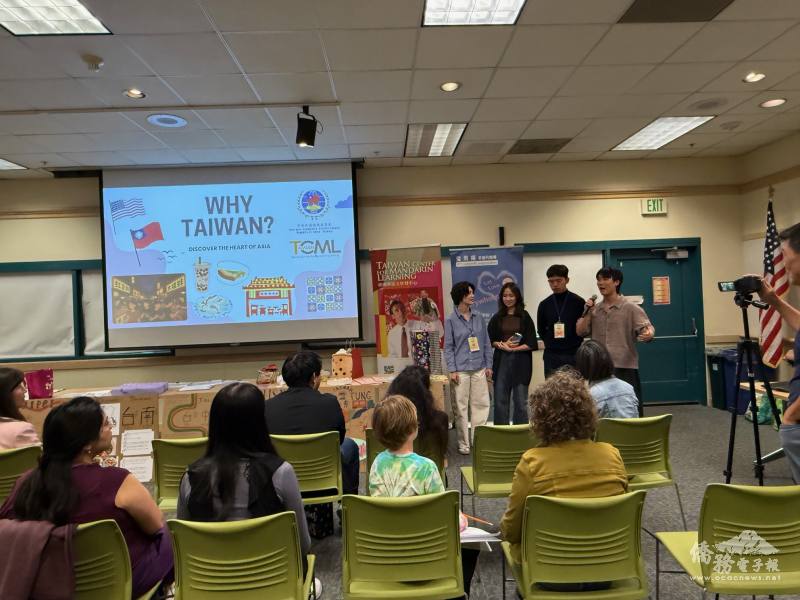 搭僑學員進行行銷臺灣簡報