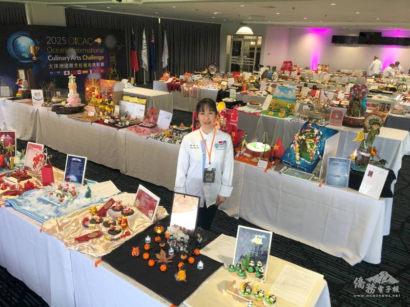 參賽作品全覽，中立者為廚藝文化交流協會會長陳婷文