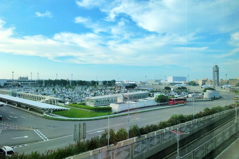 桃園國際機場無人機偵防系統28日下午在大園區三石里藍區，距23L跑道頭約850公尺處偵獲可疑無人機活動，隨即啟動區域聯防機制現場查處，於4時53分解除狀況，並由航警局人員查獲違規行為人，依法移送查處。