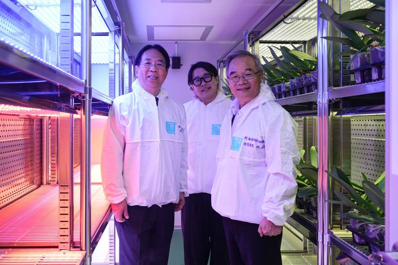屏東科技大學農學院建置「先進表型農業實驗室」30日揭牌啟用，配備完全人工光型植物工廠，包含校長張金龍（左起）、農園生產系助理教授鍾興穎與台灣海博特股份有限公司董事長張簡慶賓一同參觀。