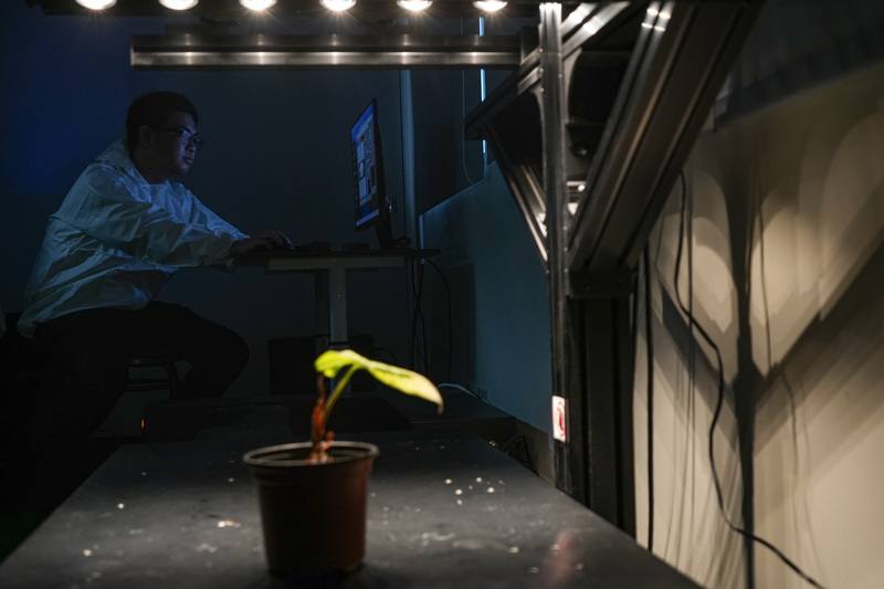 屏科大「先進表型農業實驗室」30日揭牌啟用，盼透過高階設備，推動智慧農業研究，實驗室內設有多光譜影像平台與高光譜影像系統（圖）、植物影像拍攝棚等。