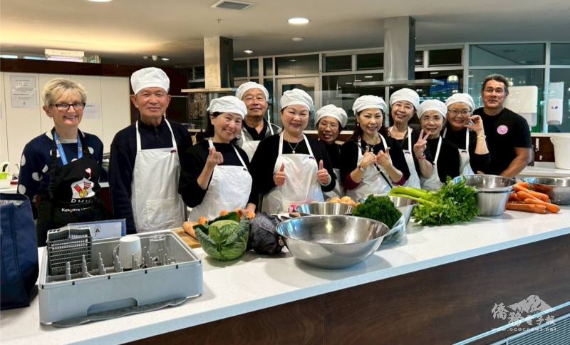 義工們準時到場，主廚Lavi（右1）宣布工作後準備開工