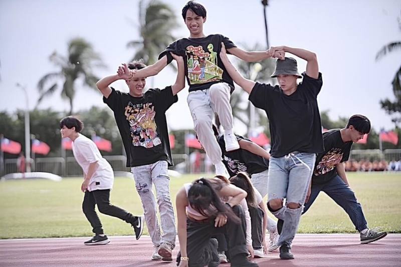 位於花蓮水源部落的「帆家班REACTION CREW」團隊，由熱愛街舞的太魯閣族青年組成，共同創作具部落語彙的舞台展演，傳遞對家鄉的情感與文化認同。（青年署提供）