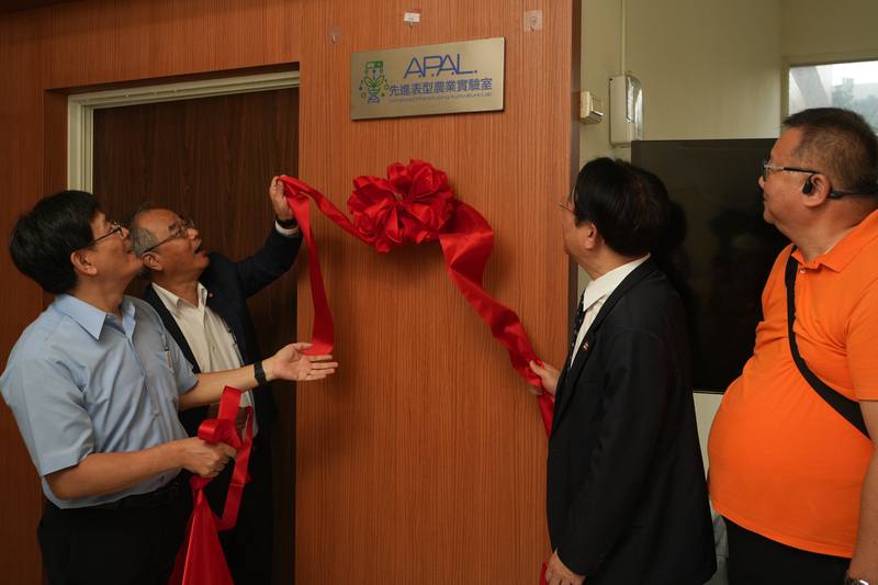 台灣海博特股份有限公司捐贈表型感測儀器與智慧農業設備，助屏東科技大學農學院建置「先進表型農業實驗室」，30日正式揭牌。