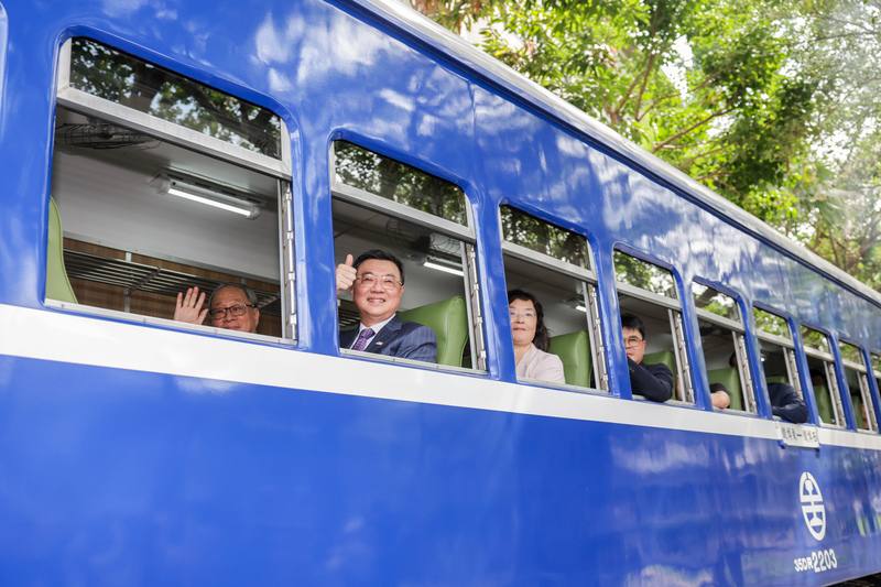 Premier Cho Jung-tai (left second) and Culture Minister Li Yuan (left) visit the National Railway Museum in Taipei on Wednesday. CNA photo July 30, 2025