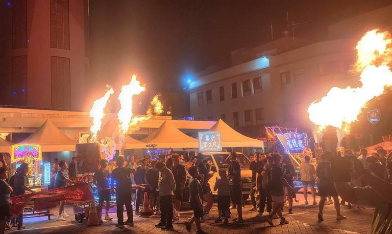 2025花火炫武遊西瀛武轎踩街活動30日晚間在澎湖馬公市區熱鬧登場，各宮廟武轎在音樂、燈光、火焰與煙火助陣下，展開市區遶境活動，熱鬧非凡。