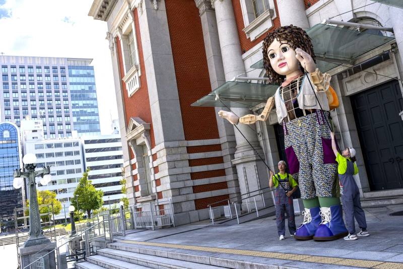 「藝術報國」的艾拉已準備就緒，踏上大阪中央公會堂廣場，4.2公尺高的大型戲偶預計將成為吸睛焦點。