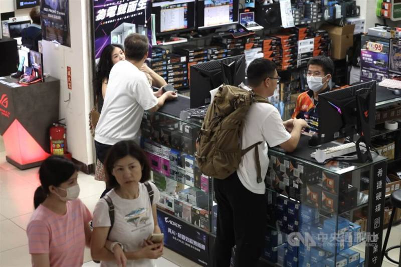 圖為台北市光華商場假日消費人潮。（中央社檔案照片）