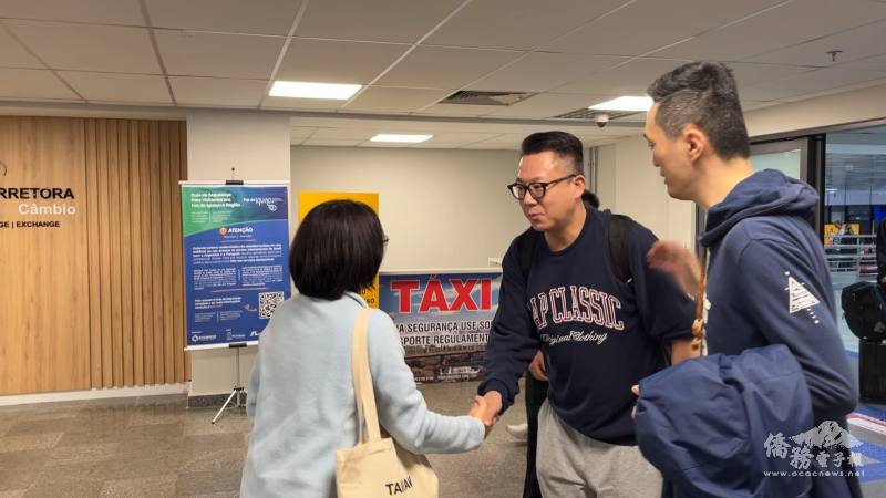 陳慧芬(左)與僑務秘書陳奕綸(右)至出關口迎接代表團