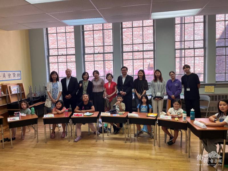 僑委會主任秘書榮幼娥與西雅圖中華僑民學校「語言和文化」夏令營教師、學員及指導員合影