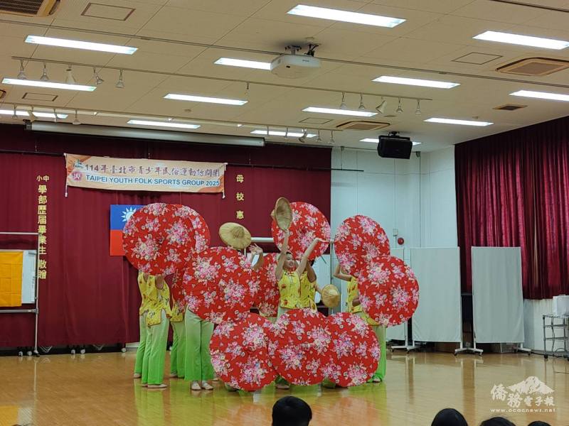 臺北市青少年民俗運動訪問團演出客語歌曲