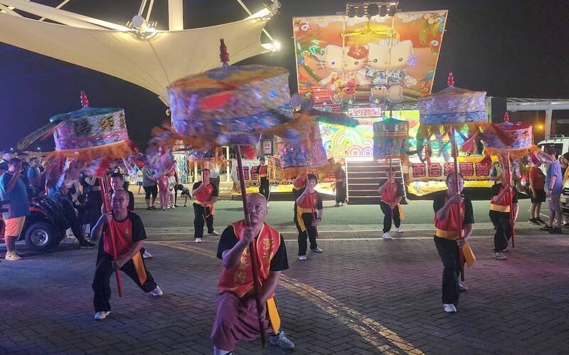 2025花火炫武遊西瀛武轎踩街活動30日晚間在澎湖馬公石滬廣場展開，16座宮廟武轎共襄盛舉，澎湖縣文化局涼傘隊也在遶境中展演。