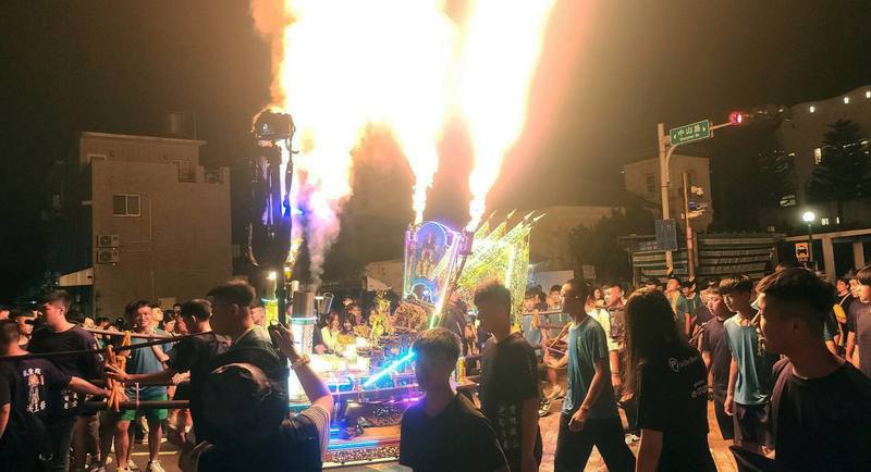 2025花火炫武遊西瀛武轎踩街活動30日晚間在澎湖縣內熱鬧登場，來自澎湖本島4鄉市共16座宮廟武轎參與，讓馬公市區越夜越精彩。