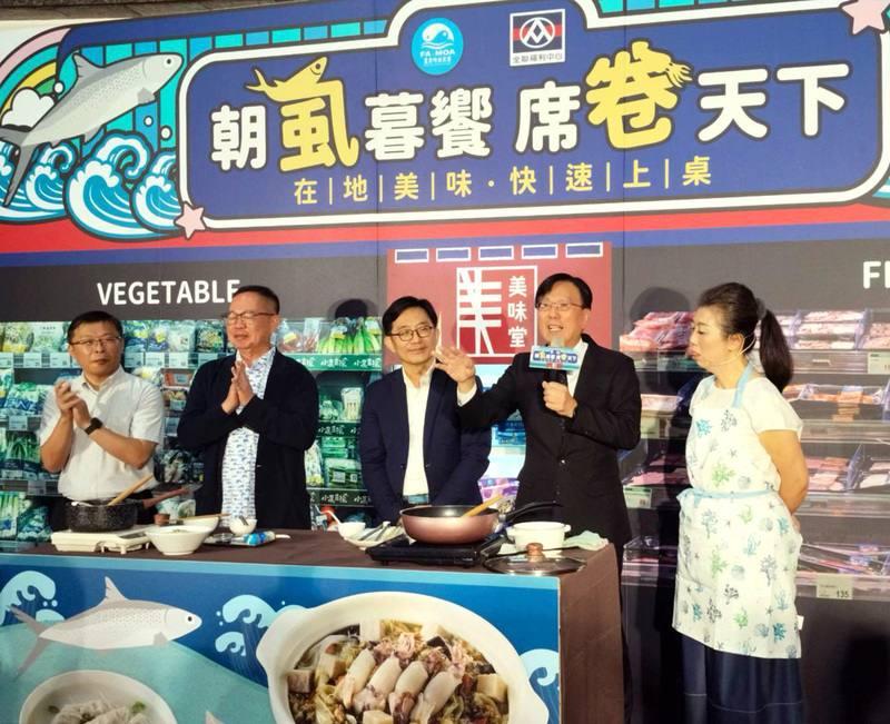 農業部漁業署31日舉行記者會，介紹與全聯福利中心合作，由料理達人蔡季芳（右）監製的加熱即食新品「浮水虱目魚羹」、「小卷芋頭炊粉湯」。漁業署長王茂城（右2）說，盼滿足民眾飲食需求與選擇，也強化產地與市場的連結。