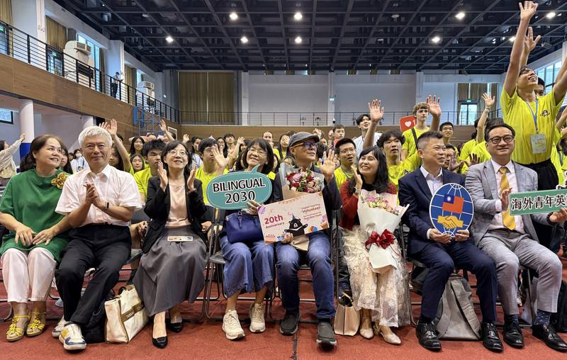 中華民國僑務委員會、教育部國民及學前教育署、客家委員會、苗栗縣政府共同主辦「海外青年英語服務營」，成果分享會31日在台中市霧峰區亞洲大學登場，僑委會副委員長阮昭雄（前排右）出席。