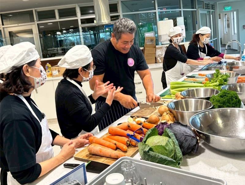 紐西蘭臺灣婦女會義工們忙得不亦樂乎