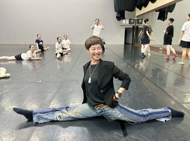 左營高中教師范瀞文（前）從事舞蹈教育20年，以「生命影響生命」的信念陪伴著無數愛跳舞的學生找到自信，也用舞蹈教學生勇敢面對人生挑戰，2025年榮獲第20屆師鐸獎