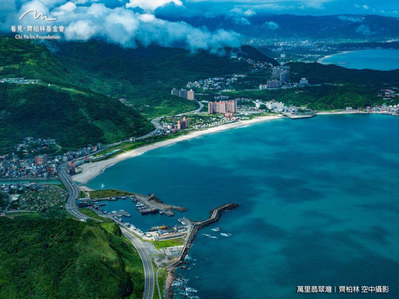 看見．齊柏林基金會1日宣布啟動5年徒步環島行動，以紀錄片「看見台灣」空拍地景為線索，規劃分段走訪全台1200公里海岸線。圖為已故導演齊柏林生前所攝萬里翡翠灣