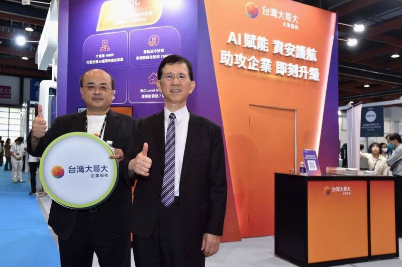 數位發展部部長黃彥男（右）在「AI WAVE SHOW 2025」台灣大哥大展區參觀，左為台灣大企業用戶副總經理洪俊隆。（台灣大提供）