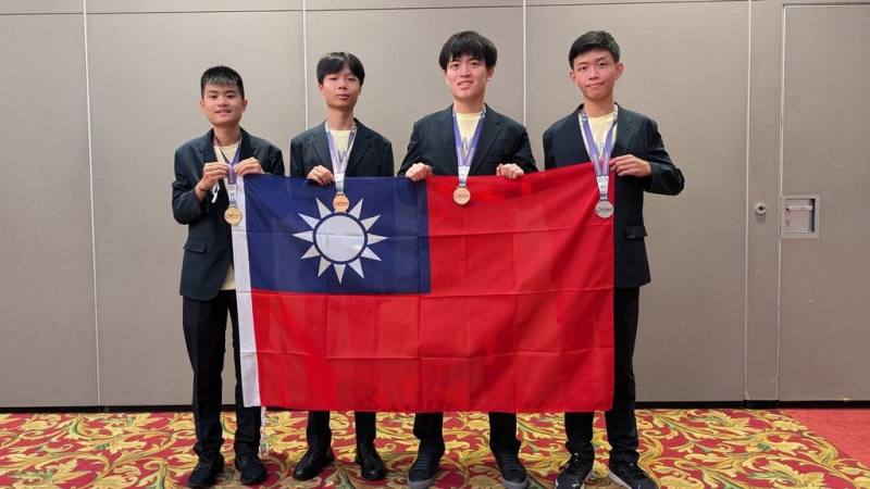 台灣學子參與在泰國曼谷舉辦的第21屆「國際地理奧林匹亞」，共拿下1金、1銀、2銅，總積分排名世界第6。左起為參賽學生沈治宇、高睿謙、郭哲聿、陳允陞