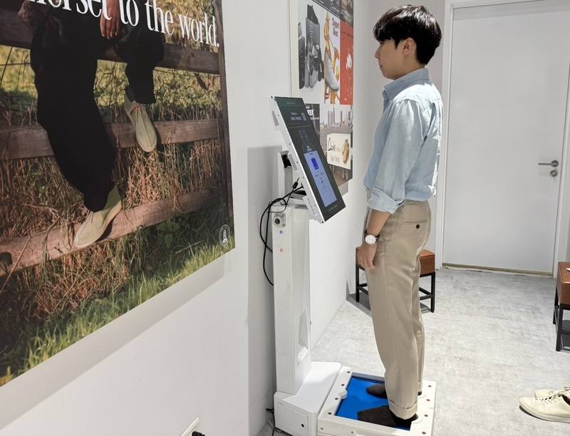 目前展路公司有2台AI足測機輪流在全台17家直營櫃點服務消費者，消費者站上AI足測機，只要短短幾秒鐘，螢幕上就會出現個人的足測報告
