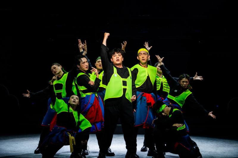 嚎哮排演「別叫我成功：藝術界歸來的兒子」音樂劇10月將在台北表演藝術中心連演8場，透過角色的說唱、辯論、解構與旁白，建立與觀眾並肩思考的觀看角度。（北藝中心提供）