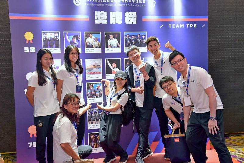 選手們開心與獎牌榜合影留念