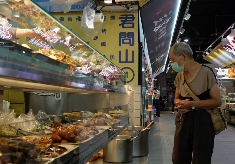 靠著人工智慧（AI）商機及關稅前拉貨潮助攻，商品出口及資本形成遠遠優於預期，連帶拉動第2季經濟成長率概估值衝上7.96%，為4年來單季最佳表現。圖為民眾31日午後在台北南門市場選購食材
