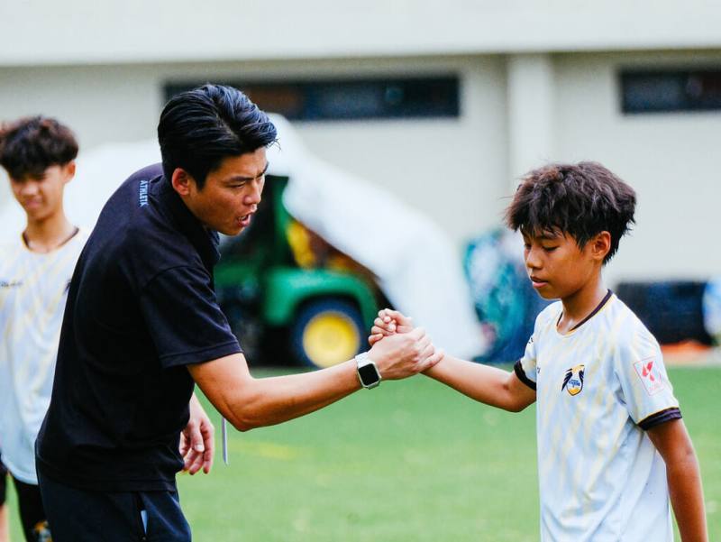 在高雄舉辦的福爾摩沙國際7人制青少年足球錦標賽31日進入第2天賽程，地主球隊高雄Attackers FC教練翁偉賓（前左）表示，賽前設定戰術主軸是「快速轉移球權、掌握節奏」，目的讓對手難以適應比賽節奏，藉以創造空檔與射門機會。（柏文事業股份有限公司提供）