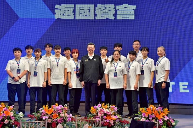 卓院長與選手們合影