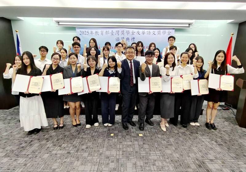 越南學生申請台灣獎學金赴台留學的競爭一年比一年激烈，2025年共有255人爭搶34個名額。駐越南代表劉世忠（中間著西裝者）1日和台灣獎學金受獎生合影
